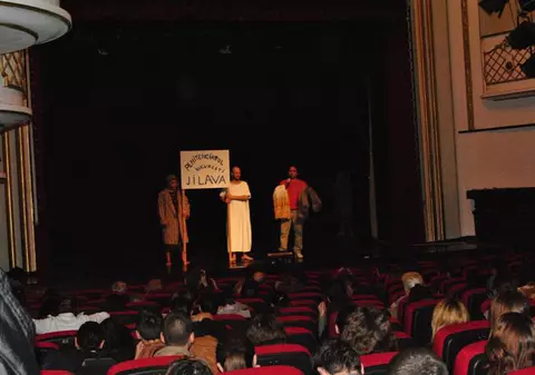 Deţinuţii, actori pe scena Teatrului Nottara