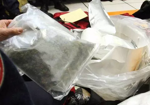 2,5 kilograme de heroină ascunse în plafoniera unei maşini 