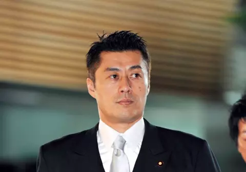 Un ministru îşi taie salariul pentru greşeala unui subordonat. Unde crezi că se întâmplă?