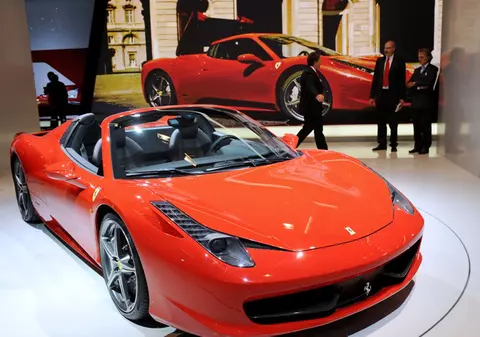 Criza nu există la românii bogaţi! 10 Ferrari din ultimul model, comandate înainte să le fie ştiut preţul