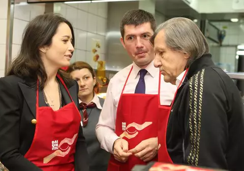 Foto | Ilie Năstase şi Amalia, la tejghea pentru copiii bolnavi