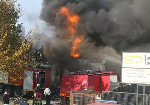 Foto | Incendiu violent, la doi paşi de sediul STS