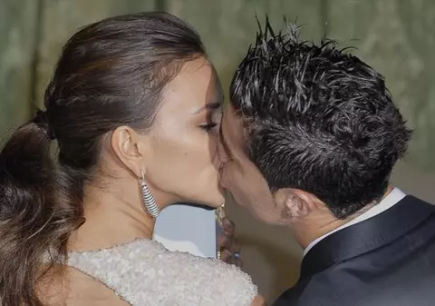 Foto | Imaginea pentru care paparazzii nu ar dormi nopţi în şir: sărutul pasional dintre Irina Shayk şi Cristiano Ronaldo