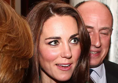 Kate Middleton parcă poartă perucă! Nu ţi se pare că are părul artificial?