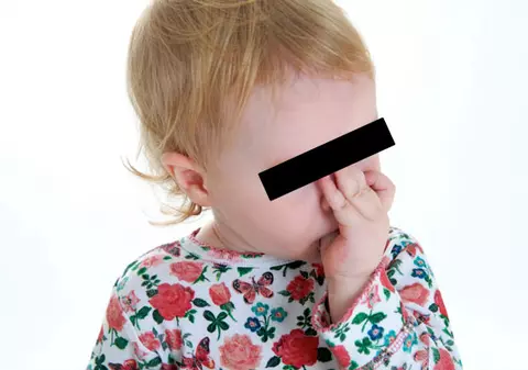 Ce fel de mame fac aşa ceva? Şi-a muşcat copilul de obraz!