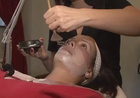 Vedeta Prima TV Livia Graur se răsfață cu mască de caviar 