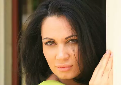 Nicoleta Luciu slăbeşte dând cu mopul