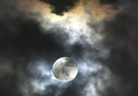 A ce miroase Luna? Intraţi şi aflaţi!