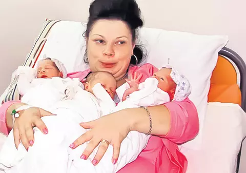 Nici nu ştii dacă să te bucuri pentru ea sau s-o compătimeşti. A vrut o fată, dar a născut trei băieţei!