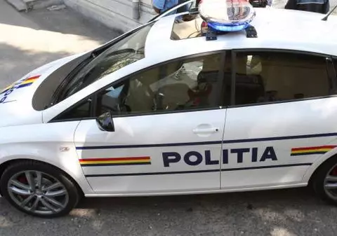 Un bărbat şi o femeie au căzut cu maşina în Dâmboviţa