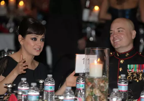 Actriţa Mila Kunis, la întâlnire cu un soldat de Marină