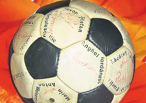 O minge a finalei Cupei Campionilor din 1986, semnată de câștigătorii de la Steaua, scoasă la licitaţie pentru 3.000 €