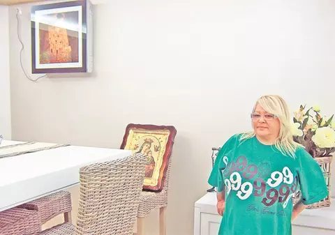 Mirabela Dauer alungă spiritele rele cu icoane şi vrăjitoare