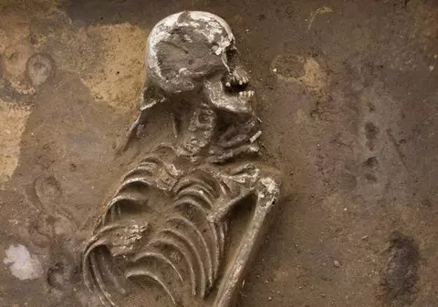 Cranii de om găsite printre morminte într-un cimitir din Baia Mare