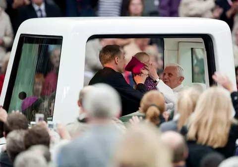 Papa Benedict ar putea fi amendat! Nu a purtat centura de siguranță în papamobil