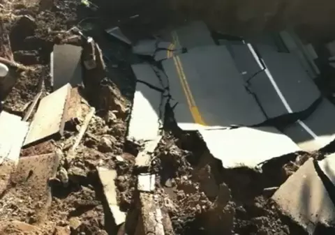 Video | O şosea din L.A. s-a făcut bucăţi, din cauza alunecărilor de teren