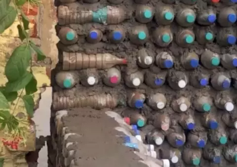 Video | Ai locui într-o casă făcută din sticle de plastic? Ei da!