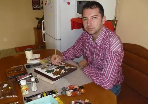 Pompierul Marius Boian pictează, acasă, chipuri de sfinţi şi scene biblice 