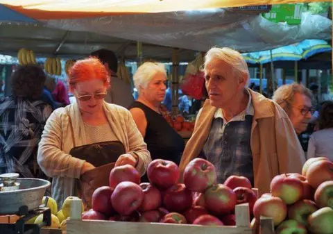 Trei pieţe vor fi deschise în week-end, în Capitală