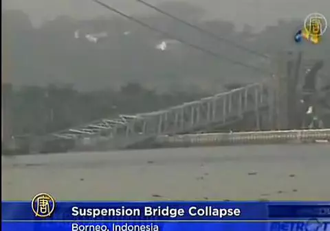 Șocant! 11 morți după ce un pod s-a prăbușit în Indonezia | VIDEO