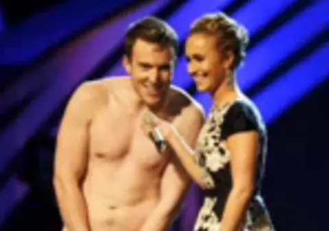 Video | Hayden Panettiere a prezentat un premiu la EMA 2011, alături de un bărbat gol puşcă