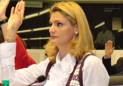 Penelista Ramona Mănescu îl somează pe Emil Boc