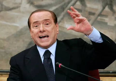 Silvio Berlusconi va demisiona luni?