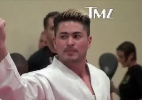 "Bărbatul gravid" demonstrează că e macho! Uite cum se luptă în ring! | Video