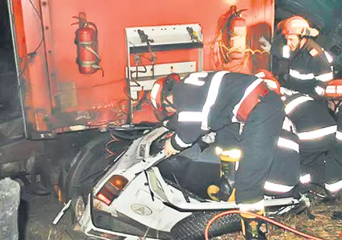Zdrobiţi de TIR-ul care a alunecat pe polei