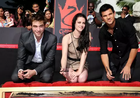 Foto | Tineri şi celebri! Actorii din "Amurg" şi-au lăsat amprentele în cimentul de la Hollywood