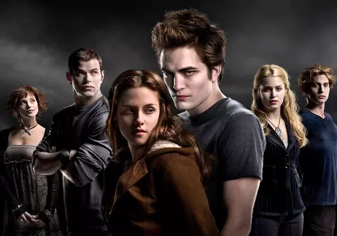 Filmul "Amurgul" i-a apropiat mai mult decât trebuia. Robert Pattinson şi Kristen Stewart, căsătoriţi...accidental