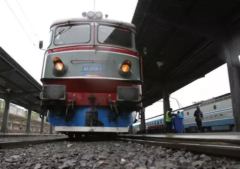 Grav accident pe calea ferată! Un tren a lovit o autoutilitară