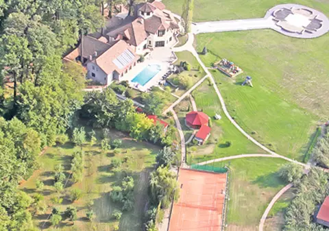 Soţii Truică se bat pe un palat ca-n vise