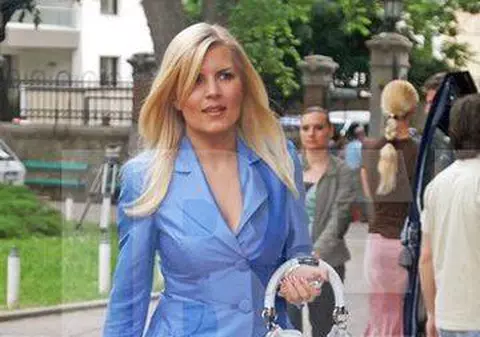 Udrea nu vrea maidanezi pe străzi!Ministrul turismului va adopta doi căţei comunitari!