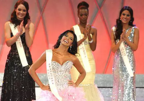 Miss Universe, cu frică de Dumnezeu: e orfană, a studiat la mănăstire şi dorea să devină călugăriţă