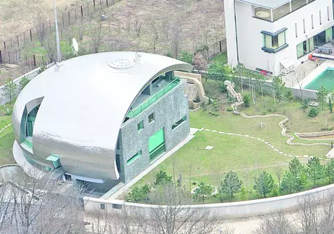 Gică Popescu şi-a vândut vila "OZN" cu 2.000.000 €!