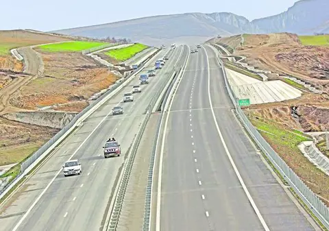 Boc, iar te lauzi cu un petic de autostradă?