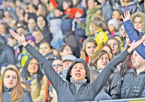 Lupoaica-şefă, prietenă pe Facebook cu Dragoş Enache