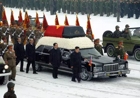Culmea ironiei! Kim Jong-il, condus pe ultimul drum de o maşină americană, deşi ura SUA | FOTO