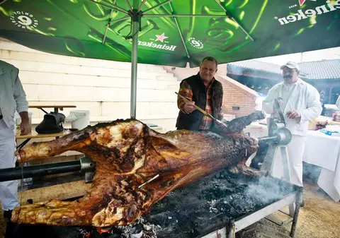 Petrecere faraonică la Corbeanca!Iată cum s-au distrat invitaţii lui Ţântăreanu! FOTO