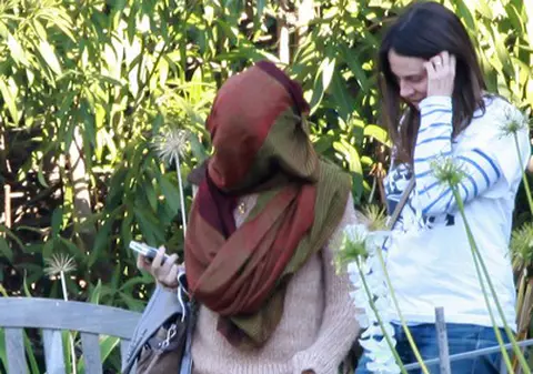 Ce disperată! S-a înfășurat toată cu fularul ca să n-o fotografieze paparazzii nemachiată! Știi despre cine este vorba? | FOTO