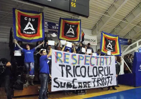 Fanii clubului de baschet Asesoft Ploieşti le cer hocheiştilor din naţionala României: ”Respectaţi tricolorul!”