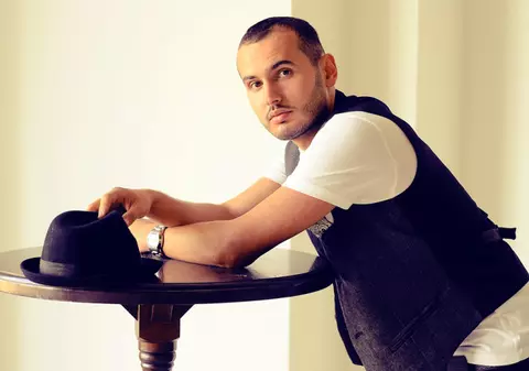 Adam B a donat haine de firmă în valoare de 100 de milioane de lei vechi! Artistul cântă de Crăciun în corul bisericii!