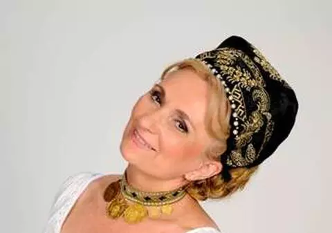 Colinde româneşti la New York. Lia Lungu îi colindă pe americani! La concertul artistei, americanii au ocazia să aprecieze şi celebra ţuică fiartă din Carpaţi şi tradiţionalele sărmăluţe!