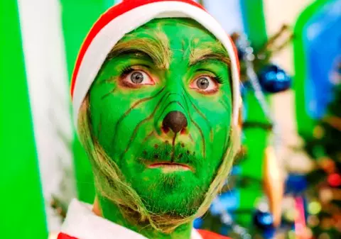 Uite-l pe Grinch al nostru! Ghici cine e!