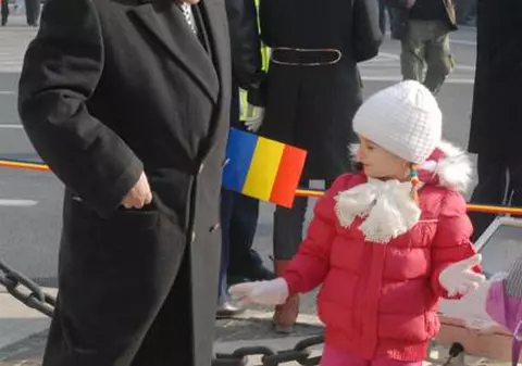 Irinel şi-a scos fata la paradă de Ziua Naţională