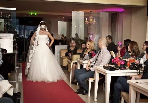 Iubitele jucătorilor de la Timişoara au pus ochii pe rochiile de mireasă | FOTO