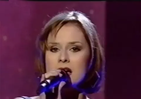 O nouă TRAGEDIE loveşte muzica românească: Mălina Olinescu s-a sinucis