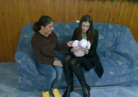 Monica Gabor a împărţit cadouri femeilor părăsite şi maltratate: "Dacă nu aveam familia alături, ajungeam şi eu într-un centru maternal" | FOTO