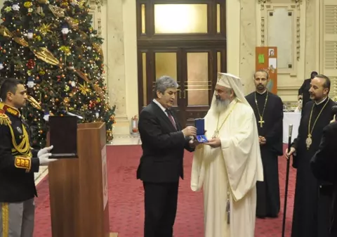 Preafericitul Părinte Patriarh Daniel a primit cea mai înaltă distincţie a Armatei României 